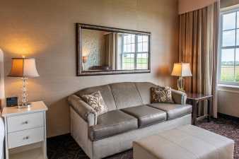 amishview inn and suites room couch