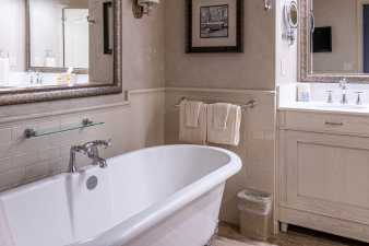 amishview inn and suites room tub