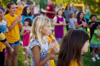 kids clapping at some sort of kids entertainment